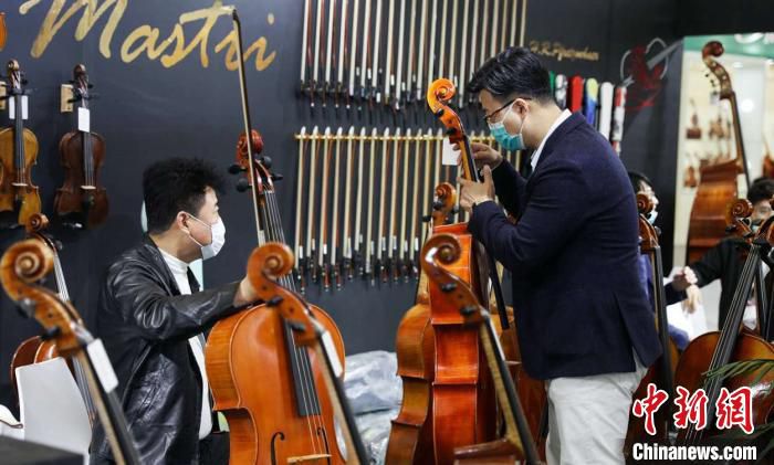 上海国际乐器展今年重点“打磨”商贸主题活动，多元推广新产品、新技术和新设计，“创新型、实用性、时代感”的理念。　陈静 摄