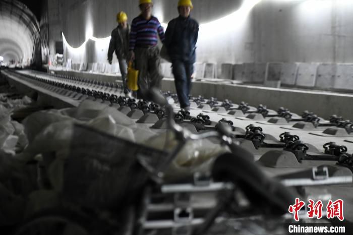 工人完成施工后走出隧道。　蒋雪林 摄