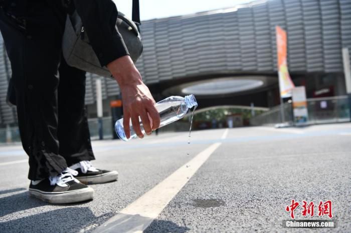 图为4月21日，工作人员在香城体育中心外展示地面吸水功能。 中新社记者 张浪　摄