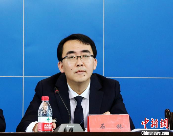 图为西宁市工业和信息化局局长石林介绍创新推动产业转型升级基本情况。　张添福 摄
