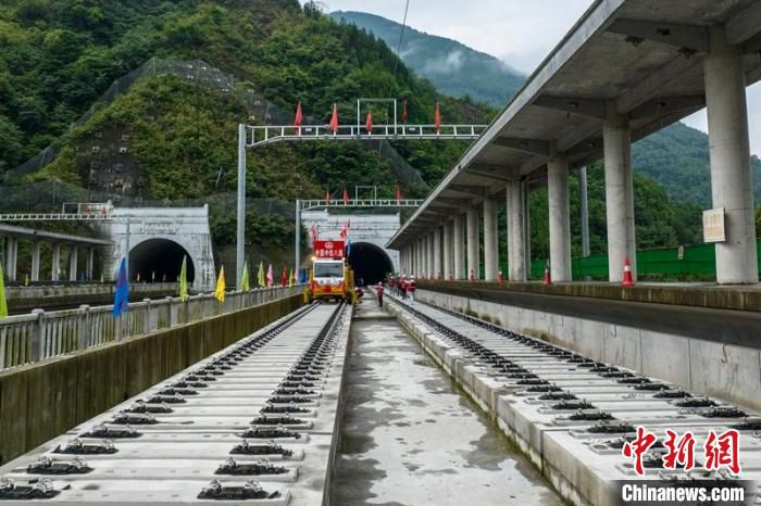 轨道牵引车抵达成兰铁路高川站。　刘忠俊 摄
