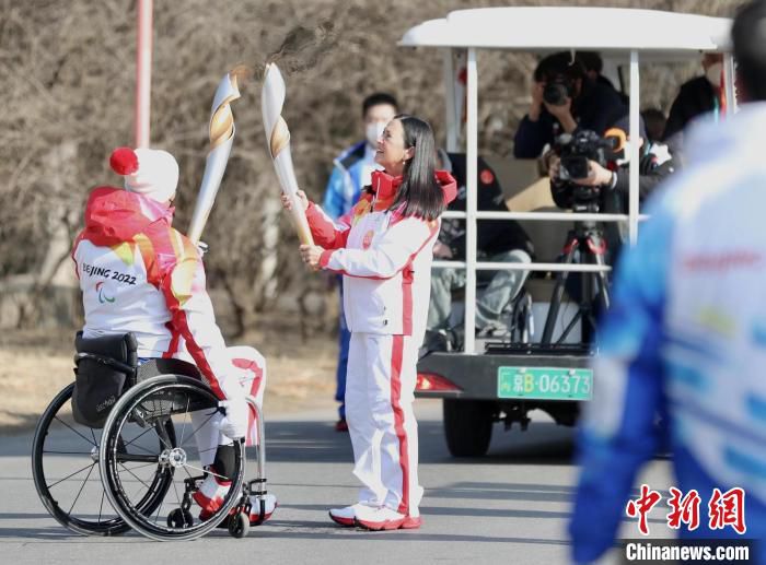 3日下午，北京冬残奥会火炬闭环内传递在奥森公园南园进行。　中新社记者 蒋启明 摄