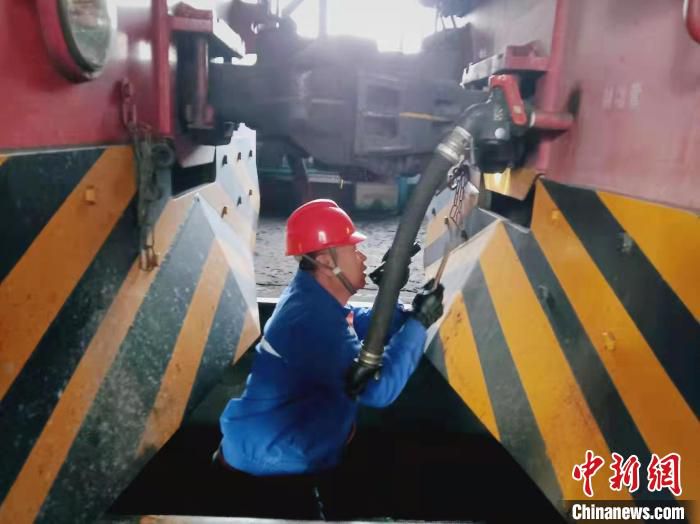 图为出车前仔细检查机车各部位成为陈春彪多年来的习惯。　张静 摄