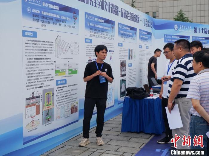 参展学生团队成员向师生讲解、推介团队创新作品。　长沙理工大学 供图