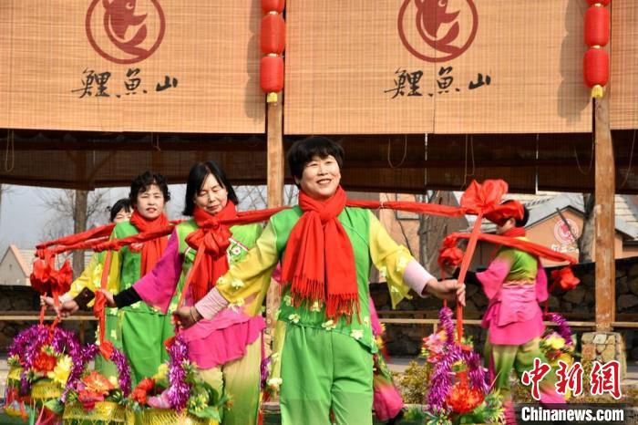 村民表演《挑花篮》。　朱志庚 摄