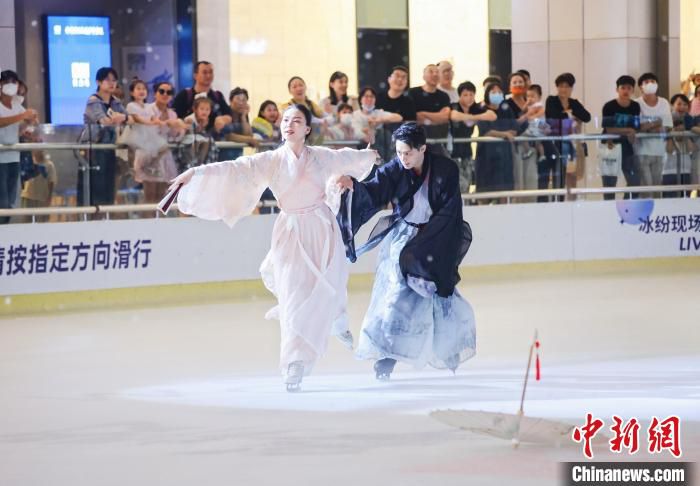 图为花样滑冰“选星计划”现场表演。　广西体育局供图