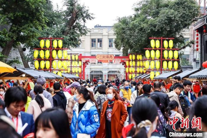沉浸式国风街市熙熙攘攘。　刘小丹 摄