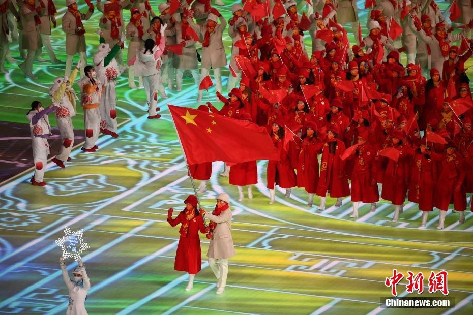 2月4日晚，举世瞩目的北京第二十四届冬季奥林匹克运动会开幕式在国家体育场隆重举行。图为中国代表团入场。 中新社记者 李骏 摄