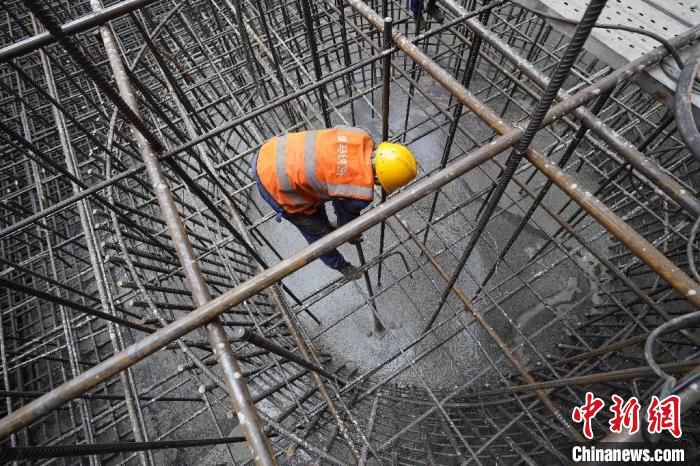 5月20日，施工人员正在对混凝土进行搅拌。　徐洪江 摄