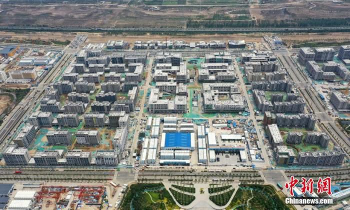 图为6月21日，航拍由中建八局承建的容东片区金湖未来城项目第五标段。(无人机照片) 中新社记者 韩冰 摄