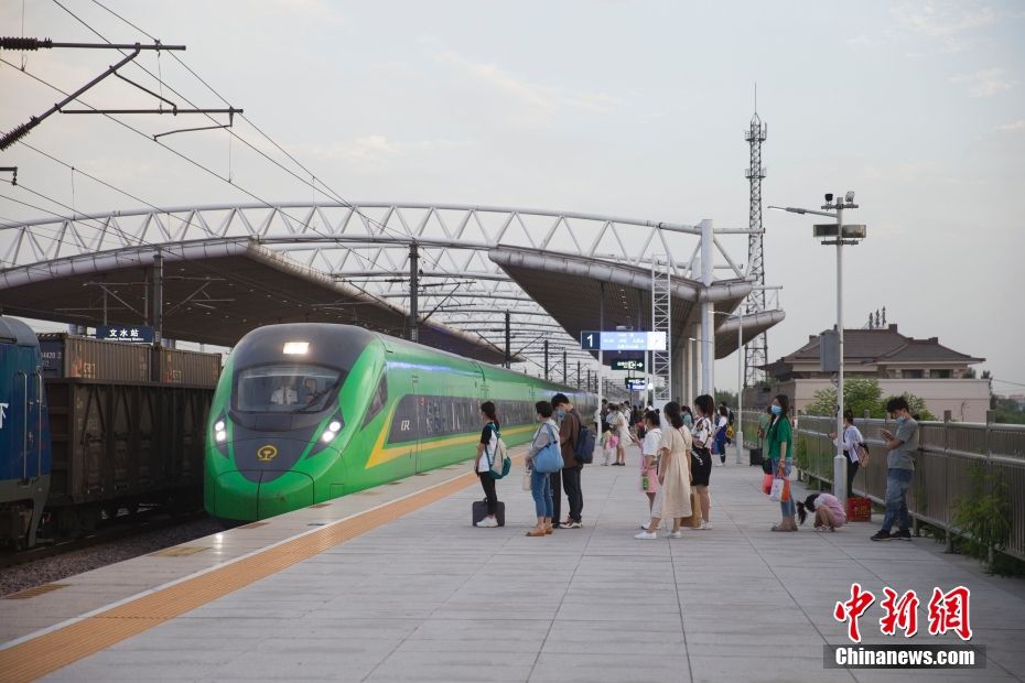 图为6月4日，山西省吕梁市文水站，旅客乘车出行。 中新社记者 张云 摄