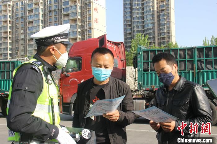 图为民警对货车驾驶员进行警告纠正和提醒宣传。　张卓凡 摄