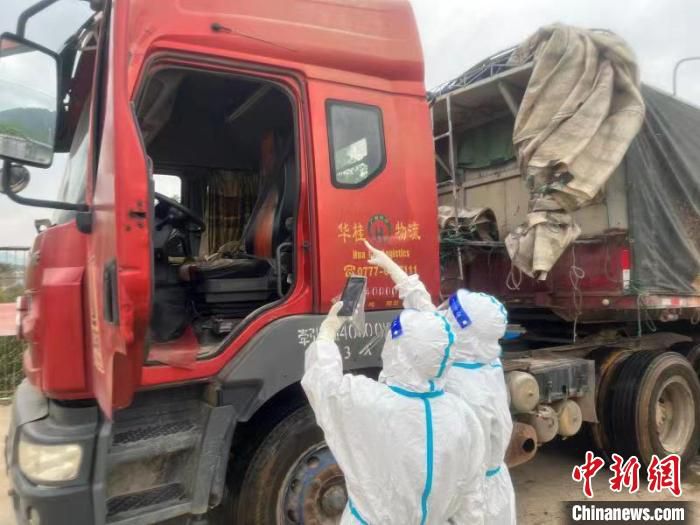 口岸工作人员对车辆进行通关查验作业。　广西商务厅供图