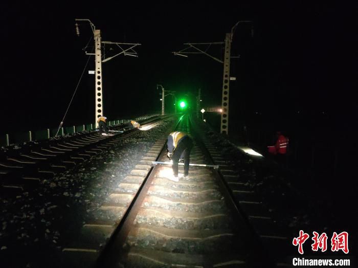 图为德令哈工务段职工对线桥设备进行动静态检查。　青藏集团公司供图