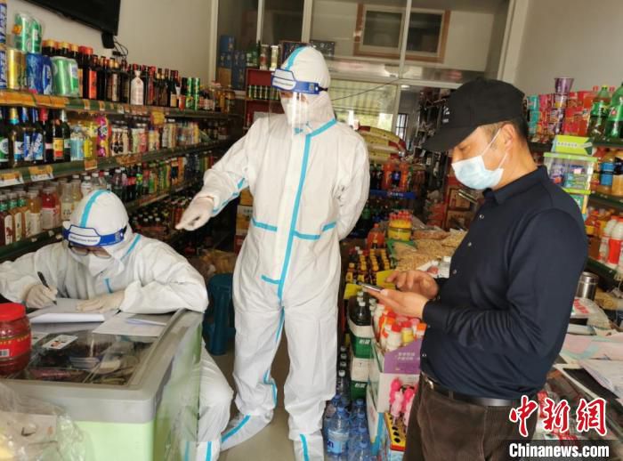 市场监管部门查处小夏食品经营部不明码标价案。　上海市场监管局 摄