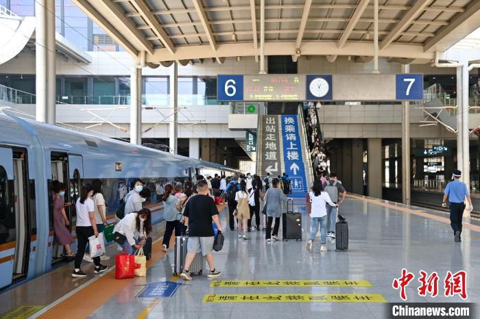 图为兰州西站的旅客。 许恒铭 摄 图为兰州西站的旅客。 许恒铭 摄