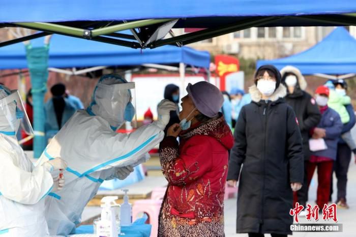 1月9日，天津市南开大学西南村，社区组织市民进行核酸检测。 中新社记者 张道正 摄