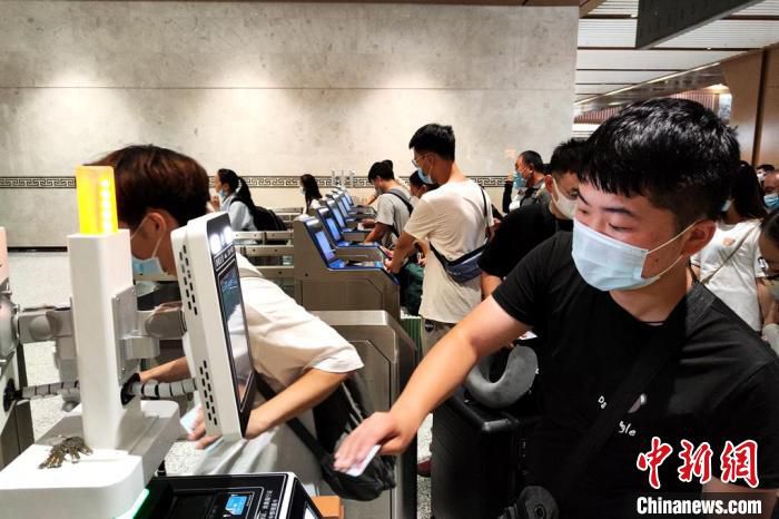图为民众检票进站。　梅镱泷 摄