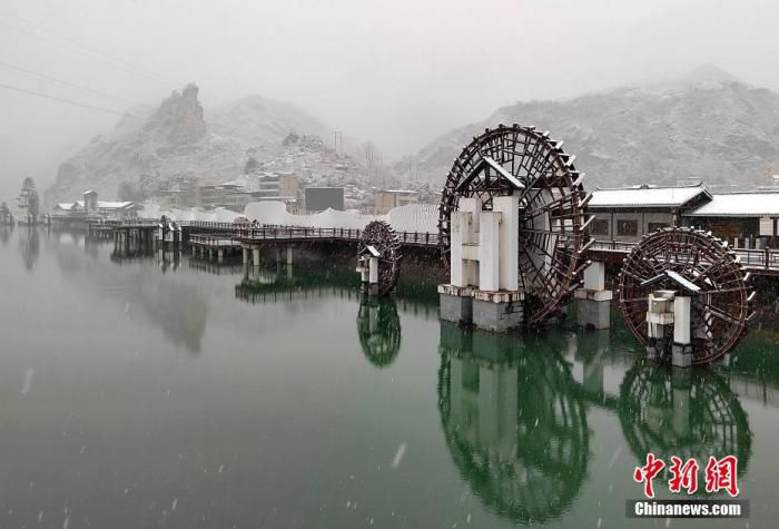 资料图：图为舞阳河畔银装素裹的美景。 奉力 摄