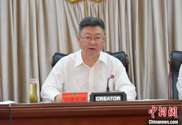 图为青海省政协主席公保扎西出席会议并讲话。　马文涛 摄