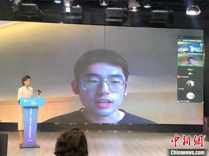 华东师范大学学生褚言皓线上分享。　于从文 摄