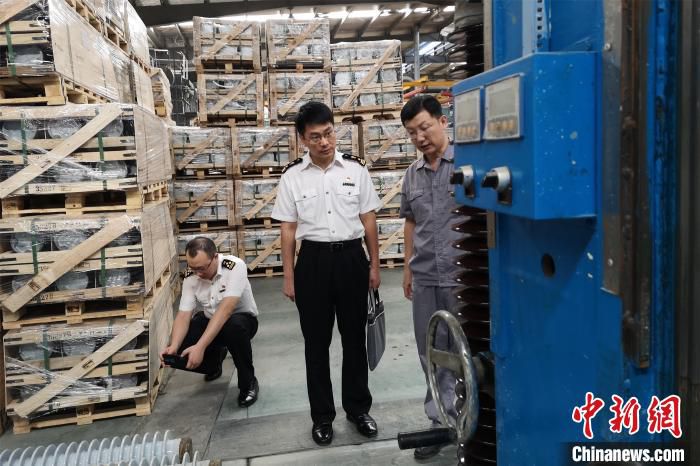 图为萍乡海关在当地电瓷企业开展实地调研。(资料图) 王成斌 摄