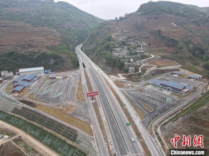 航拍镇赫高速公路。　贵州赫镇高速公路建设有限公司供图
