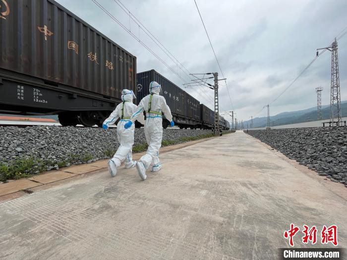 图为民警查验列车。　磨憨边检站供图