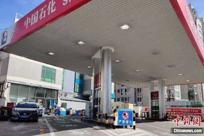 资料图：加油站。 张旭 摄