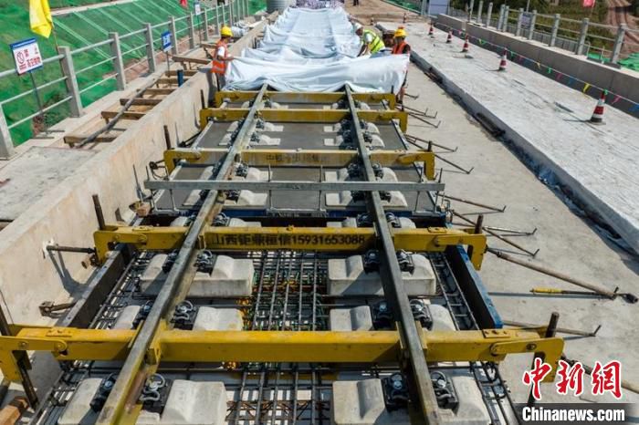 前丰双线特大桥无砟轨道首件浇筑完成后，工人师傅覆盖土工布保持湿度等。　刘忠俊 摄