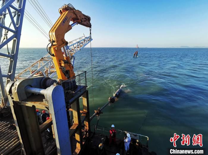 浙石油黄泽山至鱼山原油管道海对海定向钻成功回拖出水场景。　朱将云 摄