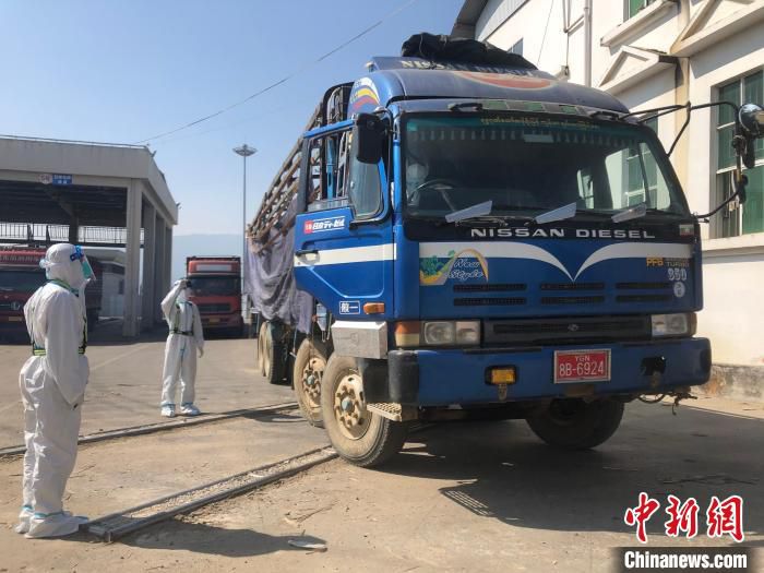 图为民警对车辆进行查验。　瑞丽边检站供图
