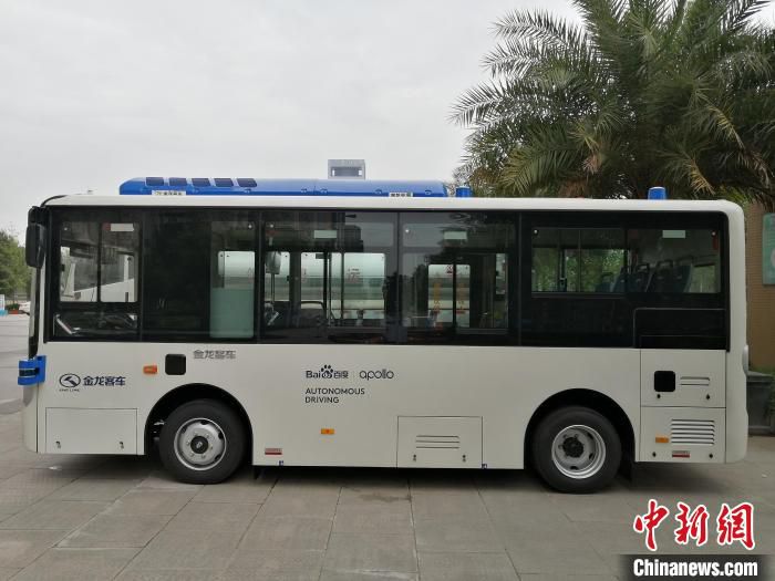 获成都第一批道路测试车辆行驶号牌的无人驾驶公交车。　成都高新区 供图