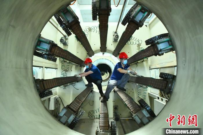 图为河北省廊坊市安次区一家公司技术工人检查产品质量。　刘建斌 摄