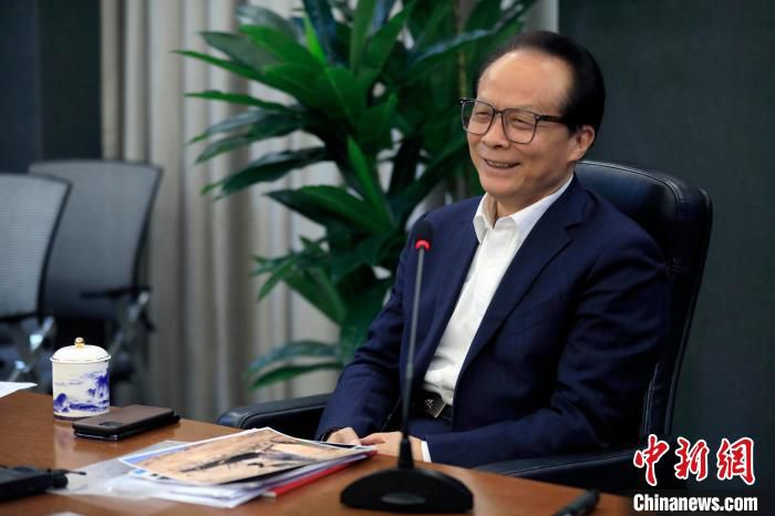 耿福能接受记者采访。　王磊 摄