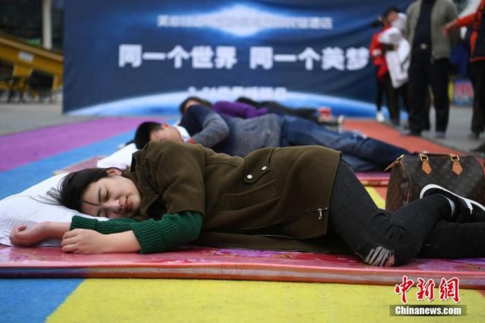 资料图：市民用露天大睡公益行为艺术的方式倡导正确、健康的睡眠方式。 陈超 摄