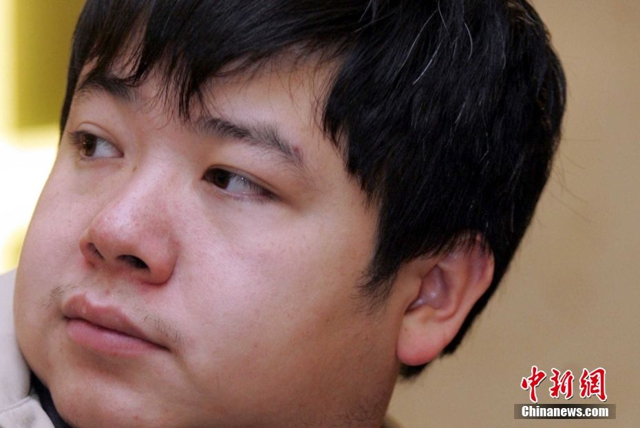 资料图：在第10届三星杯世界围棋公开赛三番棋决赛中，中国罗洗河九段2:1击败韩国李昌镐九段，夺得三星杯冠军，也创造了中国棋手在世界大赛决赛中首次击败李昌镐夺冠的历史。中新社记者 武仲林 摄