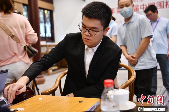 6月19日，柯洁在成都杜甫草堂执白胜唐韦星，折桂第21届中国围棋西南棋王赛。图为6月18日，第21届中国围棋西南棋王赛开赛当日，柯洁执棋。 中新社记者 张浪 摄