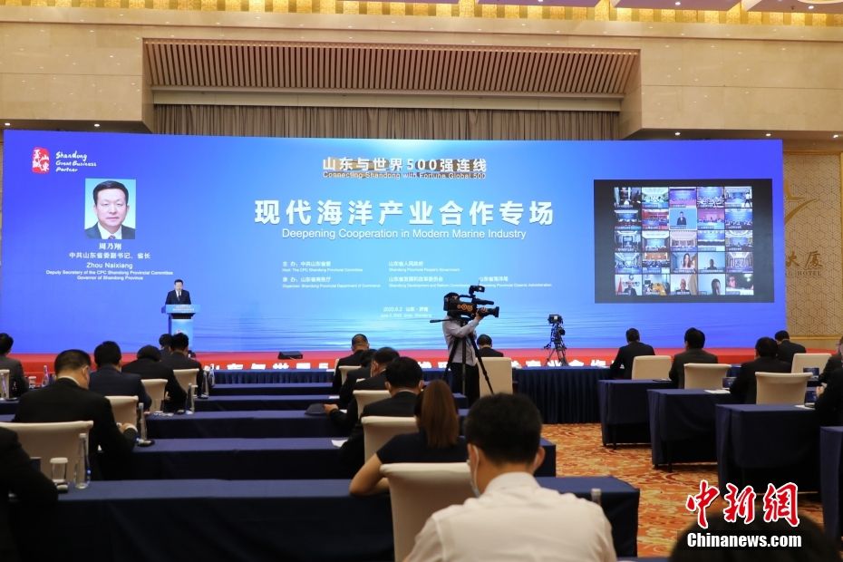 6月2日，“山东与世界500强连线”海洋产业合作专场在济南举行，来自挪威、日本、韩国、新加坡、意大利、中国香港等9个国家和地区的18个现代海洋产业项目现场签约，总投资15.4亿美元，合同外资6.03亿美元。主要涉及海洋牧场、装备制造、海上新能源、海洋生物医药、海洋食品加工等领域。 中新社记者 李欣 摄
