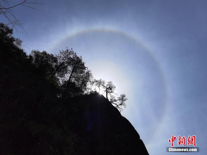 4月2日，安徽黄山风景区上空出现日晕景观，太阳周围出现一彩色光晕，持续许久，景象壮观。据介绍，日晕也叫圆虹，是一种大气光学现象，是日光通过卷层云时，受到冰晶的折射或反射而形成的。 梅建 摄