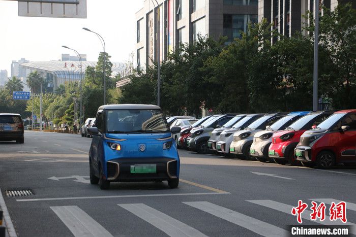 图为柳州市大街小巷随处可见新能源汽车。 中新社记者 林馨 摄 　