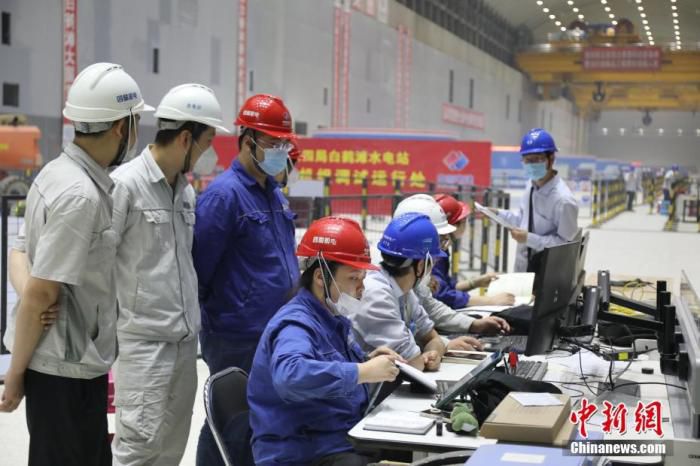 5月27日，云南省与四川省交界处金沙江上游白鹤滩水电站机电安装工程项目部工作人员正在调试5号机组。 中新社发 　水电四局 　供图