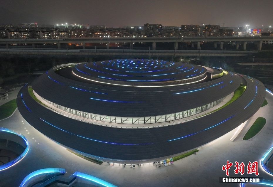 杭州2022年亚运会电子竞技场馆入夜亮灯，屋顶彩色光条如星轨。(无人机照片) 中新社记者 王刚 摄