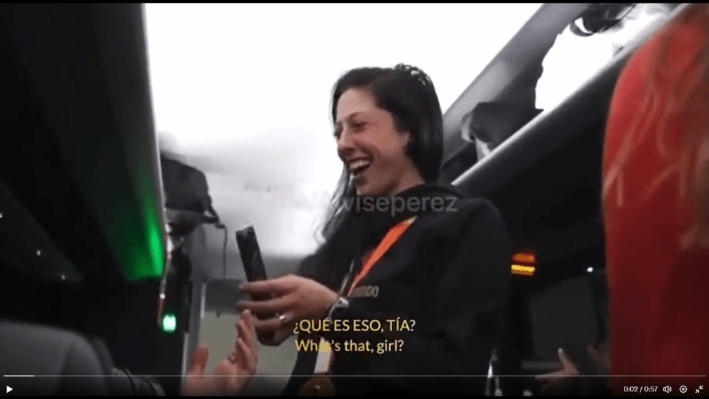 女主角西班牙女足成員靴莫素在隊巴上跟隊友以被吻片段大開玩笑。片段截圖