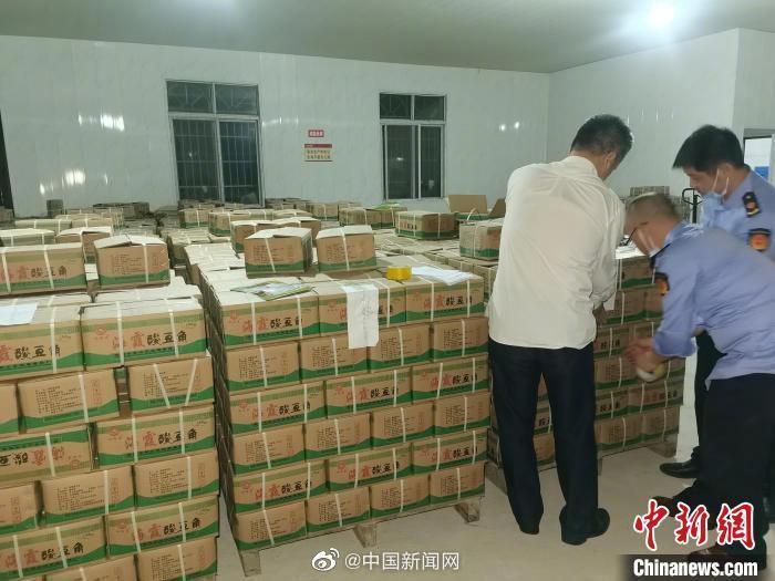 湖南省市场监管部门查封“土坑酸菜”涉事产品。　湖南省市场监管局供图