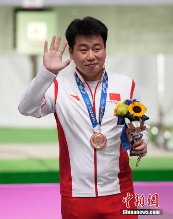 资料图：7月24日，东京奥运会男子10米气手枪比赛举行，中国选手庞伟获得铜牌。 中新社记者 杜洋 摄