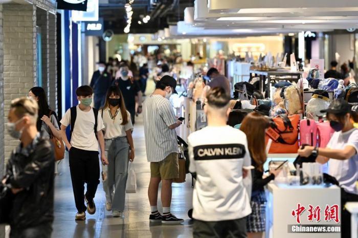 资料图：市民到商场消费。 中新社记者 李志华 摄