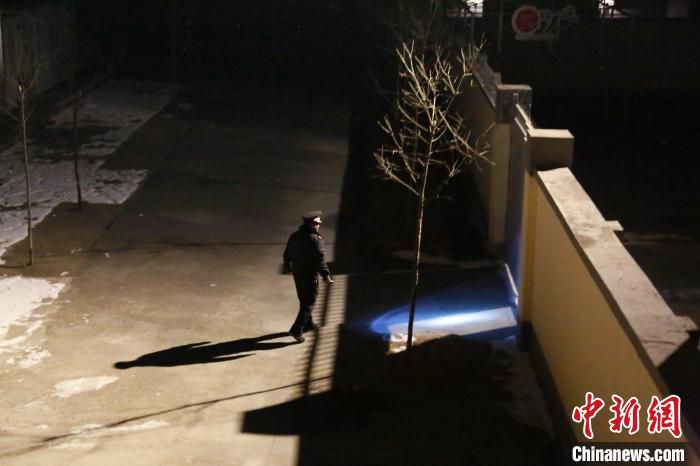 王建华结束夜间安全巡查返回警务区。　安康铁路公安处供图