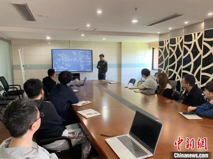 刘栋良为学生答疑解惑。　受访者供图