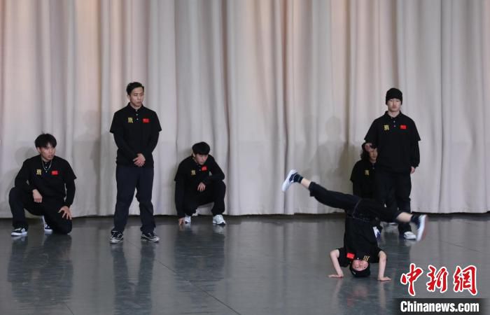 中国东方街舞团成员表演 中国东方演艺集团供图